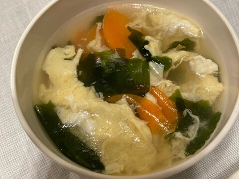 にんじんとわかめの中華風卵スープ